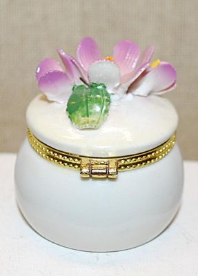 Petite Round HINGED Purple Violets Trinket Box 1½" Circ. x 2" H with Gold Tone Accents