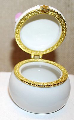Petite Round HINGED Purple Violets Trinket Box 1½" Circ. x 2" H with Gold Tone Accents