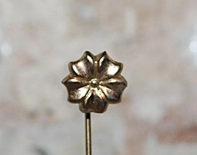 ***NEW SALE PRICE*** Gold Metal FLOWER PIN (2½" L) on a Gold Tone Setting