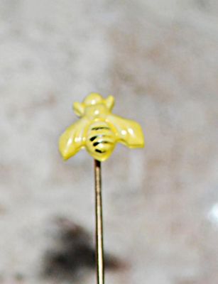 ***NEW SALE PRICE*** YELLOW Enamel BEE PIN (2¾" L) with Pin Guard on a Gold Tone Setting