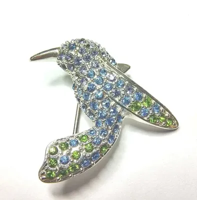Sale Photo Thumbnail #192: Vintage Monet Hummingbird Brooch Colorful Rhinestone Pin Silver Toned @ 1970
Stunning condition, great sparkle and perfect pin
Size; 2"h / 1"w
This appears to be a vintage Monet silver-tone hummingbird brooch embellished with sparkling blue and green pave