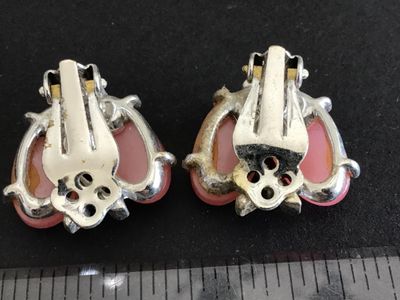 Vin pink Thermoset Clip on Earrings