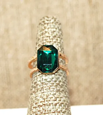 Size 6¼ Large Beveled GREEN RECTANGLE Stone RING on a Hammered Gold Tone SPLIT BAND (3.8g)