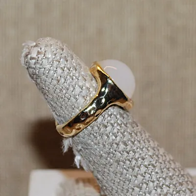 Size 6 Opaque Round WHITE Stone RING on a "Hammered" Gold Tone SPLIT BAND (8.3g)