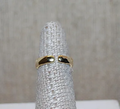 Size 6 Opaque Round WHITE Stone RING on a "Hammered" Gold Tone SPLIT BAND (8.3g)