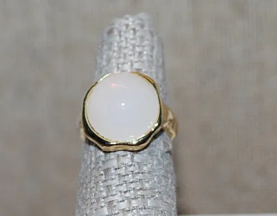 Size 6 Opaque Round WHITE Stone RING on a "Hammered" Gold Tone SPLIT BAND (8.3g)