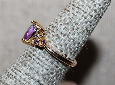 **NEW ARRIVAL** Size 6 PURPLE HEART STONE RING with Small Triple Side Purple Accent Stone on a Gold Tone Setting and Band (2.9g)
