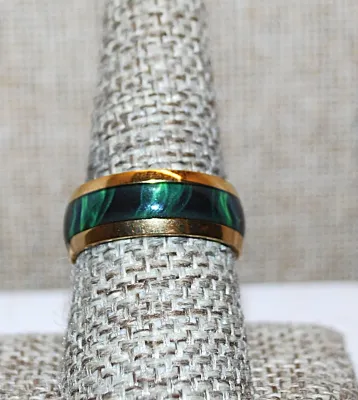 **NEW ARRIVAL** Size 8¾ Infinity Style "GREEN LIGHTING" RING with Metal Rim of a "Brass" Tone Band (3.9g)