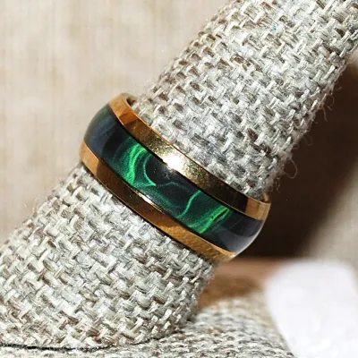 **NEW ARRIVAL** Size 8¾ Infinity Style "GREEN LIGHTING" RING with Metal Rim of a "Brass" Tone Band (3.9g)