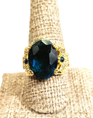 **New Arrival** Size 9½ Large Deep BLUE Colored Oval Stone RING with Jeweled Side Accent Stones on a Gold Tone Setting & Band (8.2g)
