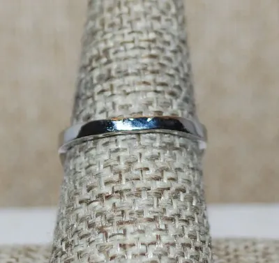 **NEW ARRIVAL** Size 8¼ RED CARDINAL BIRD HEART RING with Enameled Bird in a Heart Setting and a Silver Tone Band (3.5g)