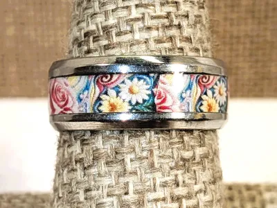 **New Arrival** Size 7¼ "ROSES & DAISIES" RING with Bright Enamel Colors on a Silver Tone Setting & Band (4.5g)