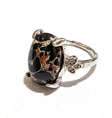 **NEW ARRIVAL** Size 5¼ BLACK & BEIGE "Mottled" Oval Cabochon 4-Prong Stone RING with a "3 PETALS" Band in a...