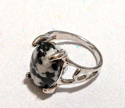 **NEW ARRIVAL** Size 5¼ BLACK & WHITE "Mottled" Oval Cabochon 4-Prong Stone RING with a "CIRCLE in the MIDDLE"...