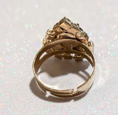 **NEW ARRIVAL** Size 7½ LAVENDER HEART RING with 12 Jeweled Clear Stones Surround on an ADJUSTABLE SPLIT BAND on a Gold Tone Setting (2.4g)