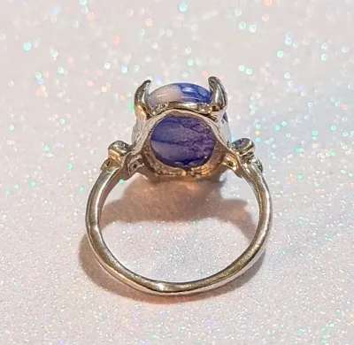 **NEW ARRIVAL** Size 5½ BLUE & WHITE "Mottled" Oval Cabochon 4-Prong Stone RING1 with a "3 PETALS" Band in a...