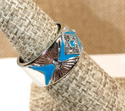 **New Arrival** Size 7¼ Jeweled Graphic Design RING with Blue/Green Enameled Side Accents on a Silver Tone Setting & Band (6.8g)