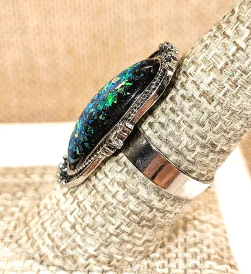 **New Arrival** Size 8½-9 Long Oval IRIDESCENT GREEN Stone RING with Pointed Frame Surround on a Silver Tone SPLIT Band & Setting (4.5g)