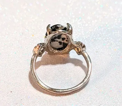 **NEW ARRIVAL** Size 7¾ BLACK & WHITE "Mottled" Oval Cabochon 4-Prong Stone RING1 with a "3 DOTS" Band in a...