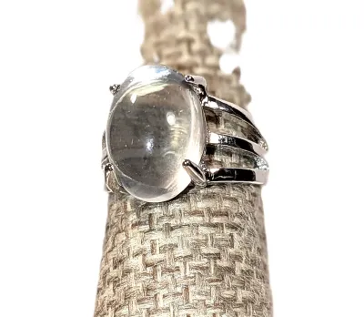 **NEW ARRIVAL** Size 5 CLEAR GLASS Oval 4-Prong Stone RING with a 3-Line Band in a Silver Tone (3.7g)