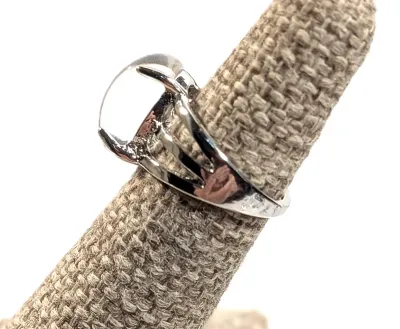 **NEW ARRIVAL** Size 5 CLEAR GLASS Oval 4-Prong Stone RING with a 3-Line Band in a Silver Tone (3.7g)