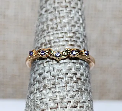 **New Arrival** Size 6 Delicate Tiny PURPLE Stones RING with Slight "V" in the Middle on a Gold Tone Setting & Band (1.8g)