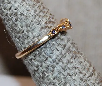 **New Arrival** Size 6 Delicate Tiny PURPLE Stones RING with Slight "V" in the Middle on a Gold Tone Setting & Band (1.8g)