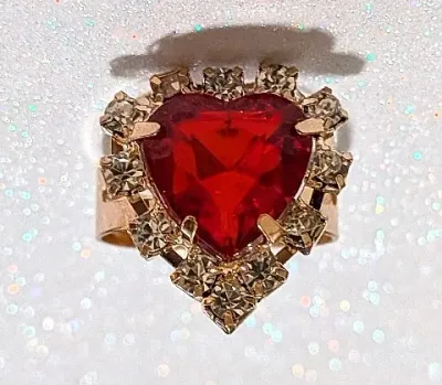 **NEW ARRIVAL** Size 7 RED HEART RING with 12 Jeweled Clear Stones Surround on an ADJUSTABLE SPLIT BAND on a Gold Tone Setting (2.4g)