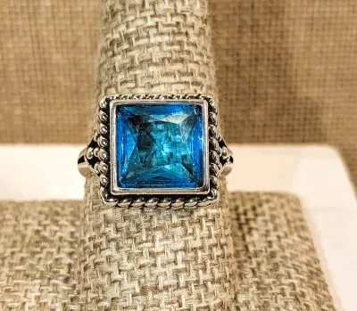 **New Arrival** Size 9¼ BLUE Square Beveled Glass Stone RING with Pointed Swirled Surround on a Silver Tone Setting & Band (7.3g)