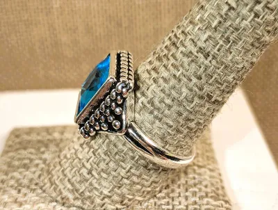 **New Arrival** Size 9¼ BLUE Square Beveled Glass Stone RING with Pointed Swirled Surround on a Silver Tone Setting & Band (7.3g)