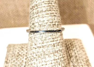 **New Arrival** Size 8¼ "V Shaped" RING with All Clear Colored Stones on a Silver Tone Setting & Band (3.3g)