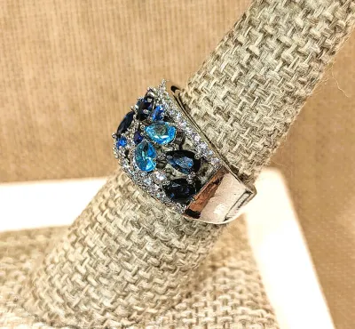 **New Arrival** Size 7 Assortment of BLUES Various Shapes of Stones RING on a Silver Tone Grillwork Setting & Band (4.9g)