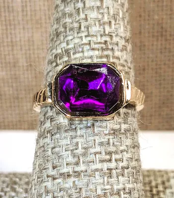 **New Arrival** Size 7 Horizontal Set PURPLE Stone RING with Simple Surround and Notched Band on a Gold Tone Setting & Band (3.4g)