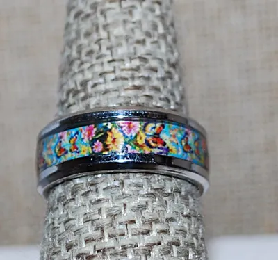 **NEW ARRIVAL** Size 7½ Infinity Style "DAISIES & DAISIES" RING with Metal Rim of a Silver Tone Band (4.4g)