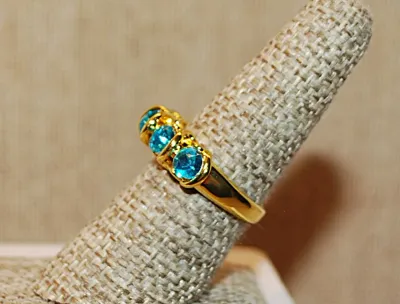 Size 7¼ Pretty BLUE COLORED "Looped" Stones RING with Deep GOLD TONE Band and Setting (4.6g)