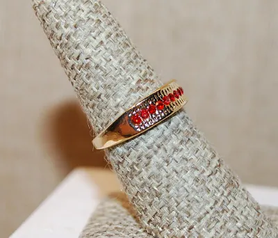 Size 7 RED ½ Infinity-Style RING with Row of Tiny Red Stones on a Gold Tone Band & Setting (2.9g)