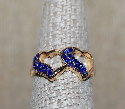 Size 7½ Double HEART RING with BLUE Side Accent Stones on a Gold Tone Band (2.9g)