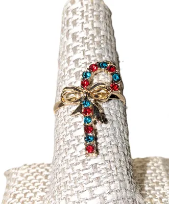 Size 8½ RED & GREEN CANDY CANE RING with Small Colored Stones and Ribbon Accents on a Gold Tone SPLIT BAND (2.3g)