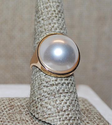 Size 7¾ Large Button Style "Pearl" RING with Cup Surround and Gold Tone Setting (8.0g)