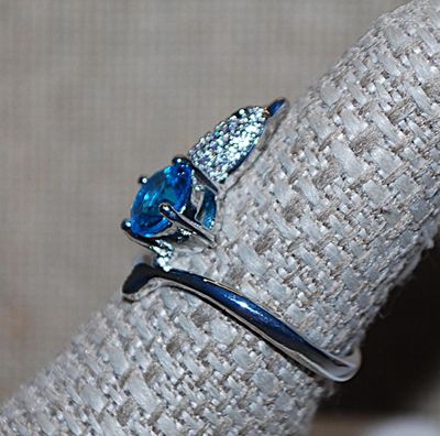 Size 7¼ Marked .925 Jeweled DOLPHIN RING with Blue Eye and Round BLUE Stone Accent on a Silver Band (3.4g)