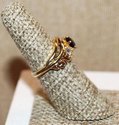 Size 6¼ Marked .925 Round BLACK Beveled Main Stone Ring with 2 Side Clear Stone on a Gold Band (4.0g)