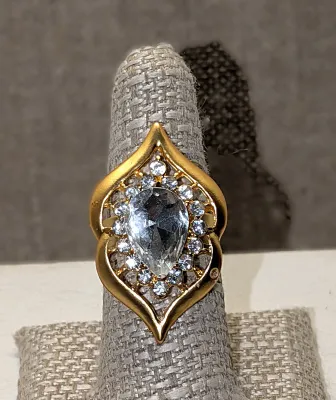 Size 8½ Pointed PRISM PARTY RING with Large Pear Shaped Clear Beveled Stone and Small Stones Surround on a Deep Gold Tone SPLIT BAND (5.9g)