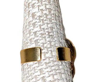 Size 8½ Pointed PRISM PARTY RING with Large Pear Shaped Clear Beveled Stone and Small Stones Surround on a Deep Gold Tone SPLIT BAND (5.9g)