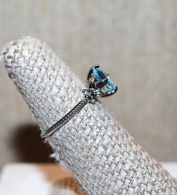 Size 6½ Light BLUE Round Stone RING with Side "BUTTERFLY" Accents on a Silver Tone Setting & Thin Nubbed Band (2.2g)