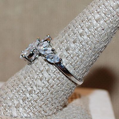 Size 9 Marked .925 - Offset PEAR SHAPED STONE RING with 6 Marquise-Shaped Clear Side Accent Stones on a Silver Setting (5.9g)