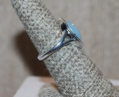 Size 6½ Oval Blue Iridescent Opaque Stone RING with Silver Colored Surround on a Silver Tone Band (4.6g)