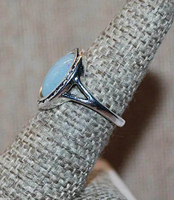 Size 6½ Oval Blue Iridescent Opaque Stone RING with Silver Colored Surround on a Silver Tone Band (4.6g)
