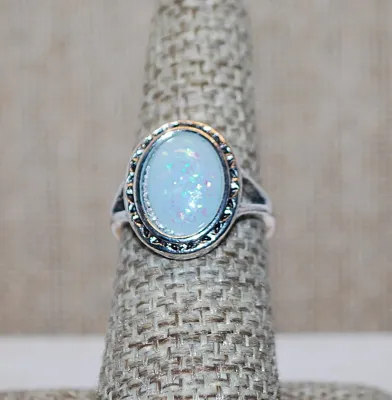 Size 6½ Oval Blue Iridescent Opaque Stone RING with Silver Colored Surround on a Silver Tone Band (4.6g)