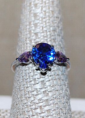 Size 7¼ Beautiful Deep BLUE PEAR Shaped Main Stone RING with 2 VIOLET Pear Shaped Side Stone Accents on a Silver Tone Band (2.2g)