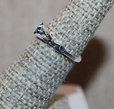 Size 5½ SMALL ROUND Blue Iridescent Opaque Stone RING with Silver Colored "Brace" Setting on a Silver Tone Band (1.9g)